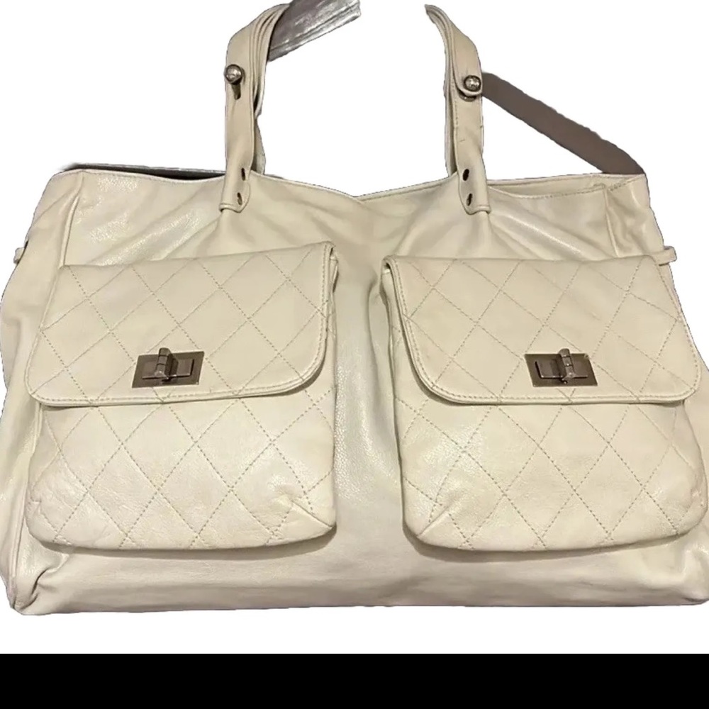 CHANEL WHITE CAVIAR POCKET IN THE CITY LARGE TOTE in good condition.